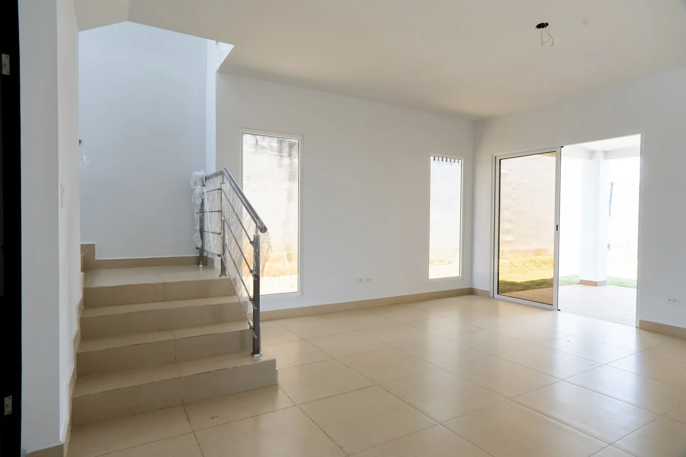 Sala y escalera del modelo Plantation. · Fotografía oficial de Grupo Suárez